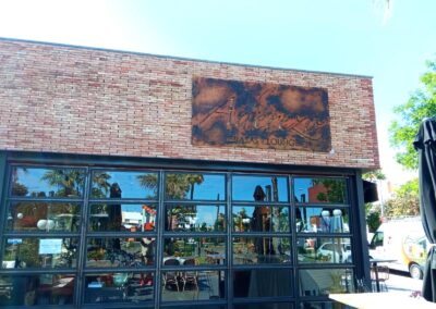 Diseño y fabricación de rótulo de chapa tipo acero corten con retroiluminación para Aderezo Brasas Lounge