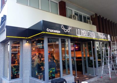 Diseño y fabricación de varios rótulos tipo cajón para Cervecería La Industrial